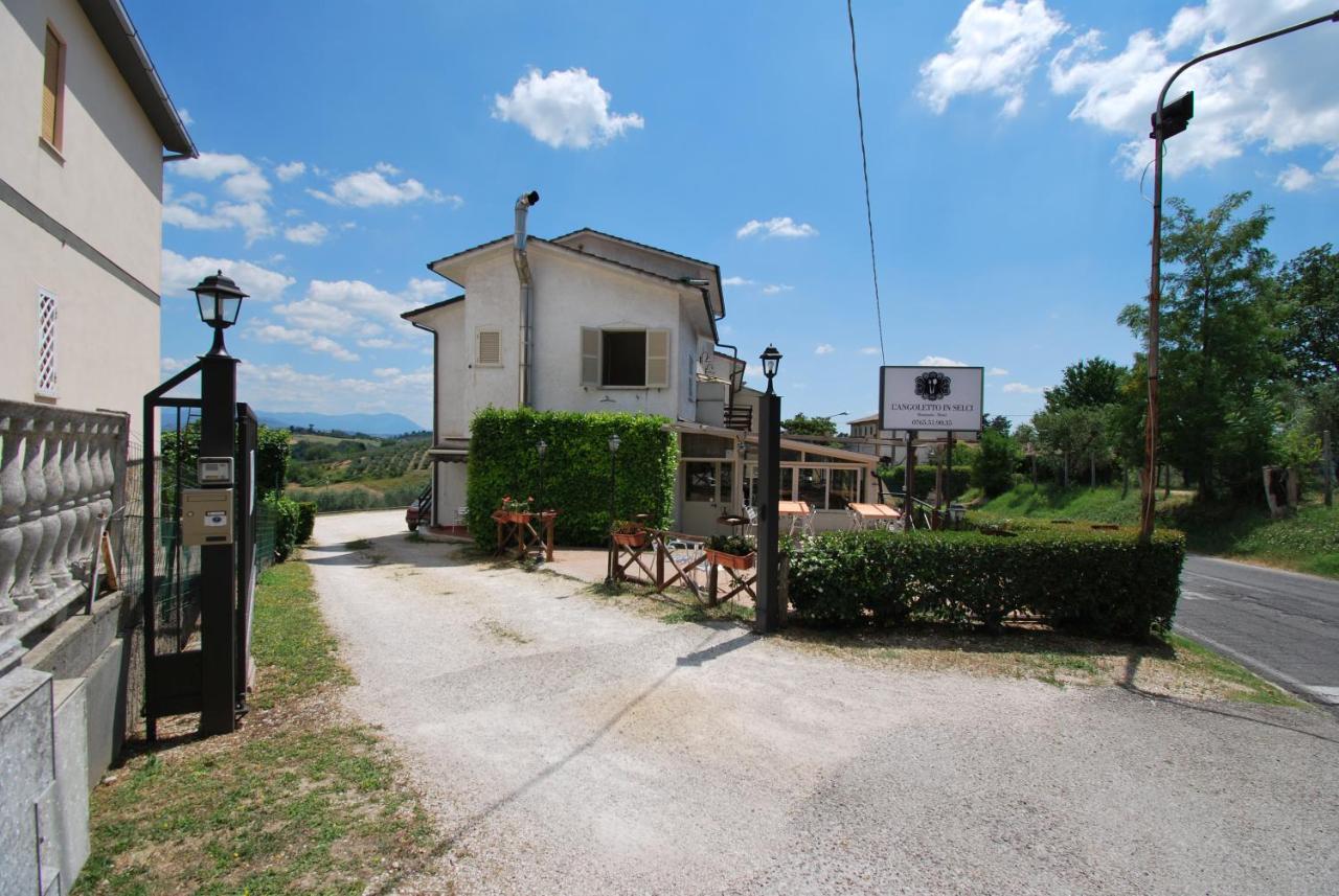 Hotel & Ristorante L'Angoletto In Selci Selci  Exteriér fotografie